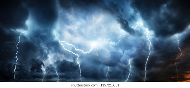 Tormenta de relámpagos relámpago sobre el cielo nocturno. Concepto sobre el clima temático, cataclismos (huracán, tifón, tornado, tormenta)