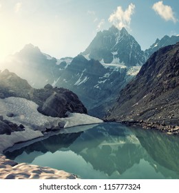 paisaje de alta montaña con lago y pico alto