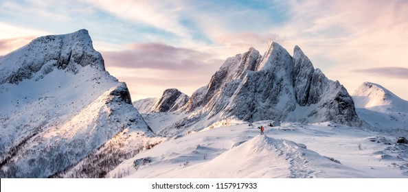 Panorama des Bergsteigers, der oben auf der schneebedeckten Bergkette bei Senja, Norwegen steht