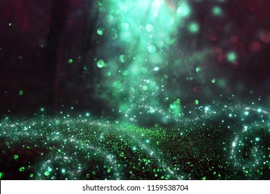Imagen abstracta y mágica de la luciérnaga brillante volando en el bosque nocturno. Concepto de cuento de hadas