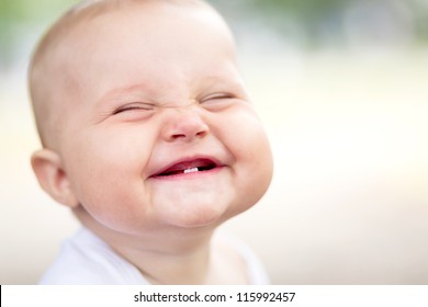 Schönes lächelndes süßes Baby