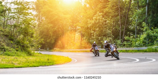 motorcykel på skovvej ridning. have det sjovt at køre den tomme vej på en motorcykeltur. copyspace til din individuelle tekst.