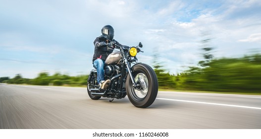 brugerdefineret motorcykel på vejen. have det sjovt at køre den tomme vej på en motorcykeltur. copyspace til din individuelle tekst.
