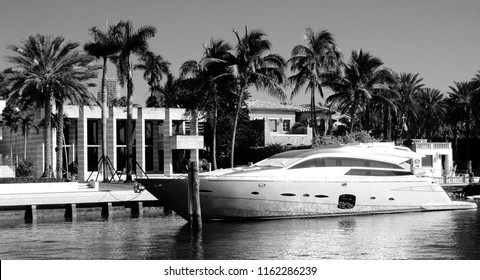 Life of Luxury [zwart-witfoto]: ultramodern zilveren jacht voor het herenhuis van een miljonair in Miami, Florida (VS)