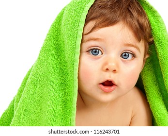 Bild eines süßen kleinen Jungen, der mit einem grünen Handtuch bedeckt ist, isoliert auf weißem Hintergrund, Nahaufnahme eines fröhlichen Kindes mit blauen Augen, Gesundheitsfürsorge, hübscher Säugling nach dem Bad, glückliche Kindheit, Kinderhygiene