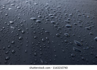 Waterdruppels op een waterdicht oppervlak