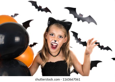 Smajlík s kostýmom čiernej mačky, halloweenskym make-upom a čiernymi a oranžovými balónmi na halloweenskej párty, tekvicový patch. Halloweenske deti.