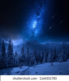 Montañas Tatras en invierno por la noche con estrellas fugaces, Polonia