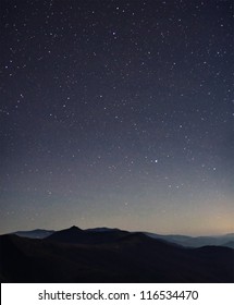 Erstaunliche Sternennacht und bewölktes Bergpanorama