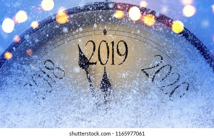 Countdown bis Mitternacht. Uhr im Retro-Stil, die die letzten Momente vor Weihnachten oder Neujahr 2019 zählt.