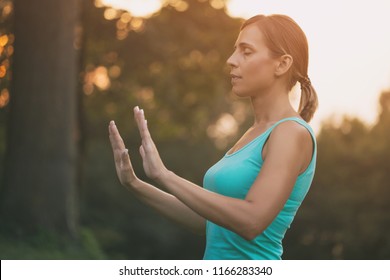 Wanita cantik gemar berlatih Tai Chi di alam. Gambar sengaja dibuat berwarna.