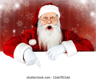 Retrato de Papá Noel sorprendido sobre fondo blanco