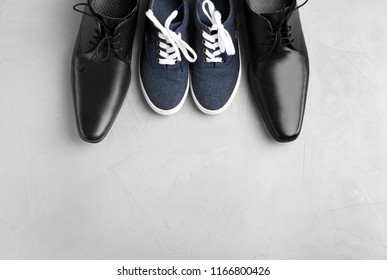 灰色の背景に靴とテキスト用のスペースを含むフラットレイアウト構成。父の日おめでとう