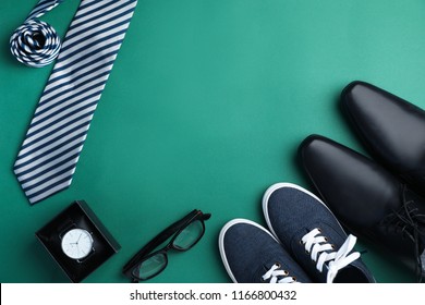 Flache Laienkomposition mit Schuhen, Krawatte und Platz für Text auf farbigem Hintergrund. Alles gute zum Vatertag