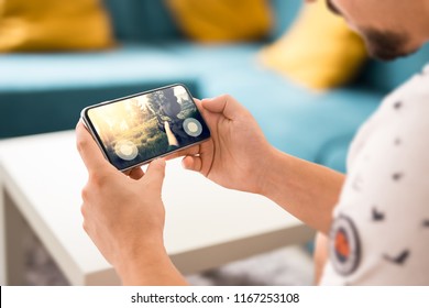 Man speelt fps-spel op frameloze moderne smartphone