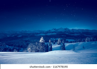 Noche de invierno cubierto de nieve. Impresionante paisaje nocturno. Cielo con estrellas sobre montañas nevadas y valle.