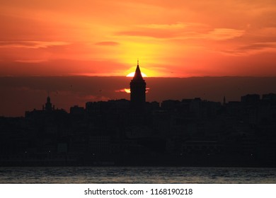 夕暮れ時に浮かび上がる独特のシルエットとイスタンブールのガラタ塔