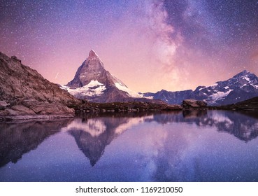Matterhorn en reflectie op het wateroppervlak 's nachts. Melkweg boven de Matterhorn, Zwitserland. Prachtig natuurlandschap in Zwitserland