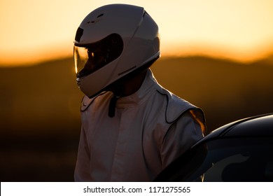 ハンドルを握るヘルメットをかぶったレースカーのドライバー
