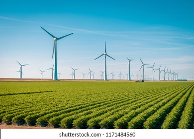 Okyanustaki açık deniz yel değirmeni çiftliği Westermeerwind parkı, Hollanda Flevoland Noordoostpolder'da güzel ve parlak bir günde izole edilmiş yel değirmenleri