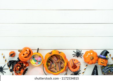 Tabel bovenaanzicht luchtfoto van decoratie Happy Halloween dag achtergrond concept. Plat lag accessoires essentieel object om de pompoen & zoete snoep op witte houten te feesten. Ruimte voor creatief ontwerp.