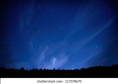Blauwe donkere nachtelijke hemel met veel sterren. Ruimte achtergrond