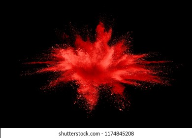 Explosión de polvo rojo abstracto. Primer plano de salpicaduras de partículas de polvo rojo sobre fondo blanco.