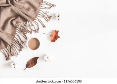 Herfst samenstelling. Kopje koffie, plaid, gedroogde bladeren op witte achtergrond. Herfst, herfst concept. Plat leggen, bovenaanzicht, kopie ruimte