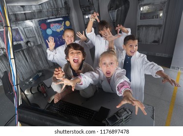 Lachende kinderen concentreren zich op het vinden van een uitweg uit de bunkerzoekruimte