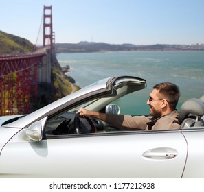 road trip, reizen en mensen concept - gelukkige man converteerbare auto rijden over de golden gate bridge in san francisco bay achtergrond