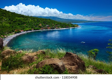 Jemaluk村の澄んだ水と緑の海岸を持つ穏やかなラグーン。バリ島、インドネシア