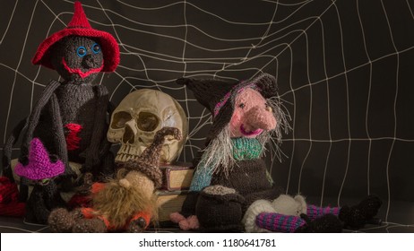 Kleiner alter Mann, der unter einem Schädel schläft. Große schwarze Witwenspinne und ulgy alte Hexe einer Hexe in der Nähe. Großformat für Tapeten.