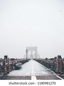 Besneeuwde Brooklyn-brug tijdens de strenge winter van New York