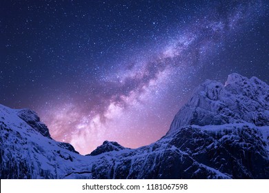 Milchstraße über schneebedeckten Bergen. Platz. Fantastische Aussicht mit schneebedeckten Felsen und Sternenhimmel in der Nacht in Nepal. Bergrücken und Himmel mit Sternen im Himalaya. Landschaft mit lila Milchstraße. Galaxis