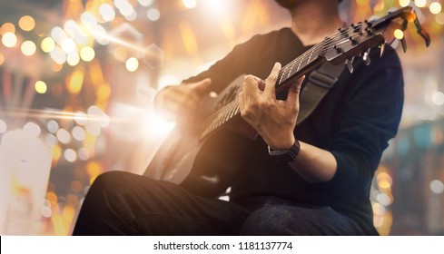 ステージ上のギタリストと背景、ソフトとぼかしのコンセプトのコンサートで歌います