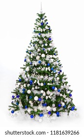 Foto studio dari pohon Natal yang dihias mewah dengan ornamen biru dan putih, diisolasi dengan latar belakang putih. Pohon Natal dengan warna bendera Yunani, Finlandia, Skotlandia, Israel.