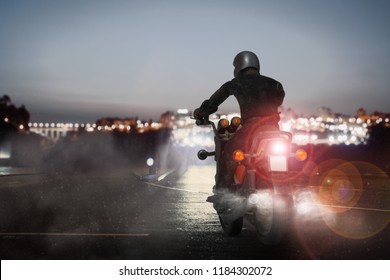 Motormodel gaat in de waas naar de lichten van de grote stad