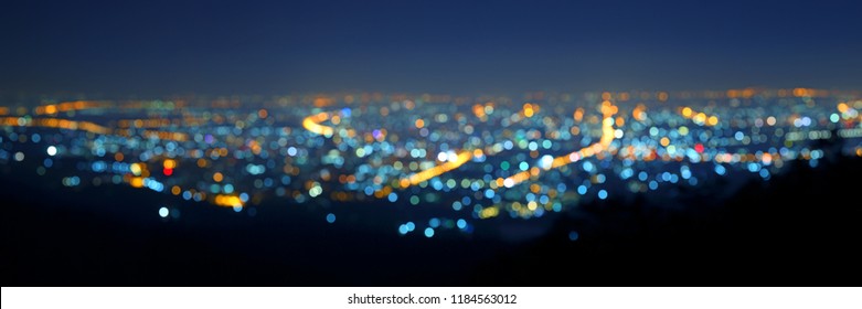 Panorama kabur dan pemandangan cahaya malam dari sudut kota yang indah dari sudut pandang Doi Suthep di kota Chiangmai Thailand