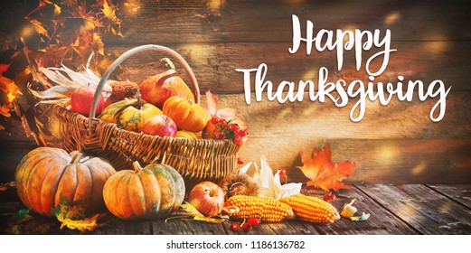 Selamat Hari Thanksgiving. Labu dengan buah-buahan dan daun jatuh di atas meja kayu pedesaan