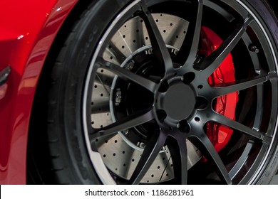 ブラック リムと赤い車の赤いブレーキ キャリパー