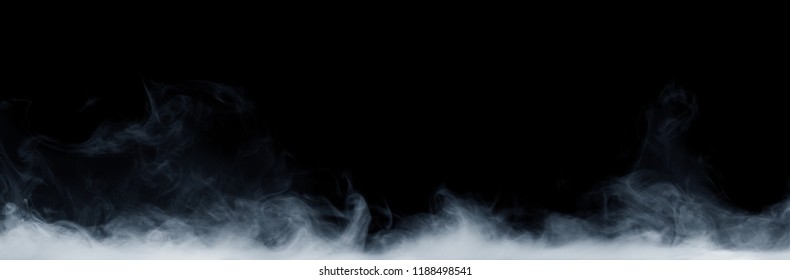 黒い背景に抽象的な霧や煙のパノラマビューが移動します。白い曇り、霧またはスモッグの背景。