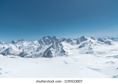 Winter besneeuwde bergtoppen in de Kaukasus. Geweldige plek voor wintersport