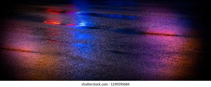 Fond d'asphalte mouillé avec lumière au néon. Fond flou, lumières nocturnes, reflet.