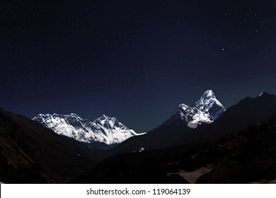 Uitzicht op de Mount Everest in het maanlicht vanuit het klooster in de Tengboche 's nachts - Everest-regio, Nepal, Himalaya