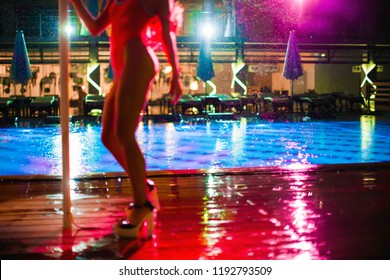 雨の中、プールのそばのパラソルの下の木製のダンスフロアで PJ やゴーゴー ダンスを楽しみましょう。抽象的なぼやけた画像
