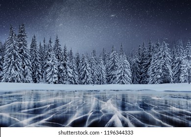 Dairy Star Trek sobre el bosque de invierno. Grietas en la superficie del hielo azul cerca de colinas de pinos. Lago congelado en las montañas. Cárpatos Ucrania Europa.