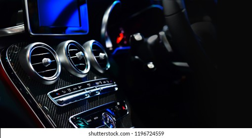 Close-up auto ventilatiesysteem en airconditioning - details en bedieningselementen van moderne auto, kopieer ruimte