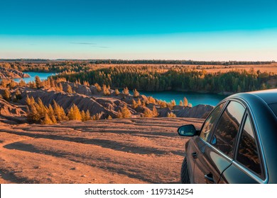美しい湖と秋の森を背景にした砂漠の峡谷の丘の上の高級車