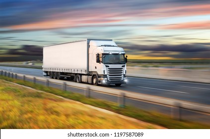 Vrachtwagen met container op snelweg, vrachtvervoer concept. Scheereffect.