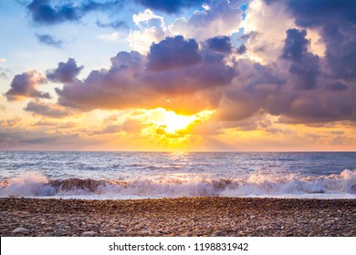 夕日と美しい海の風景。夕方の紫の空と海の上の雲。波と海のサーフィン